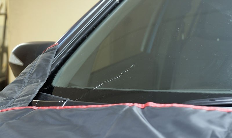 Фото трещина на лобовом стекле перед ремонтом в АвтостеклаПрофи