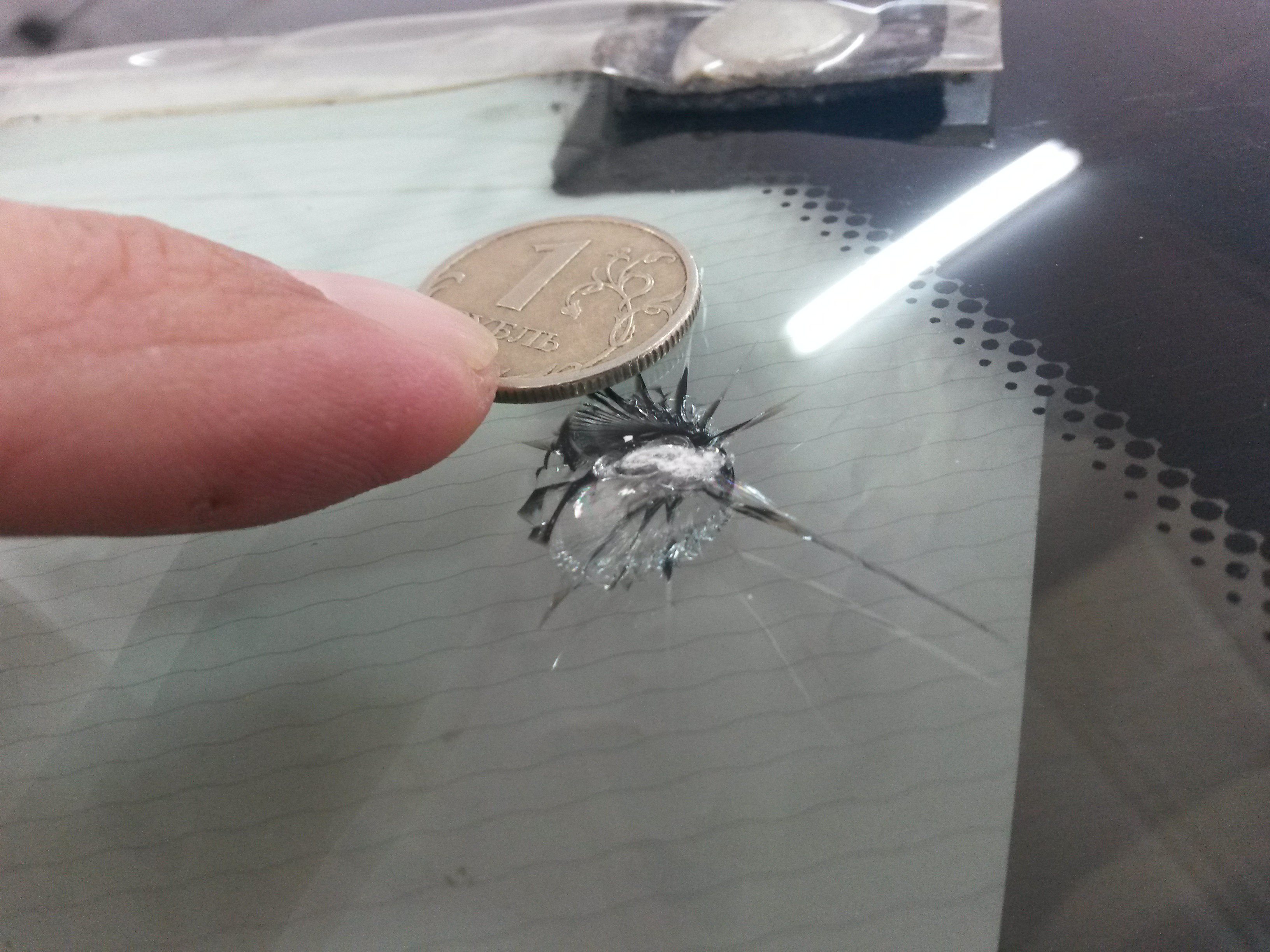 Фото скола на стекле до ремонта АвтосервисПрофи