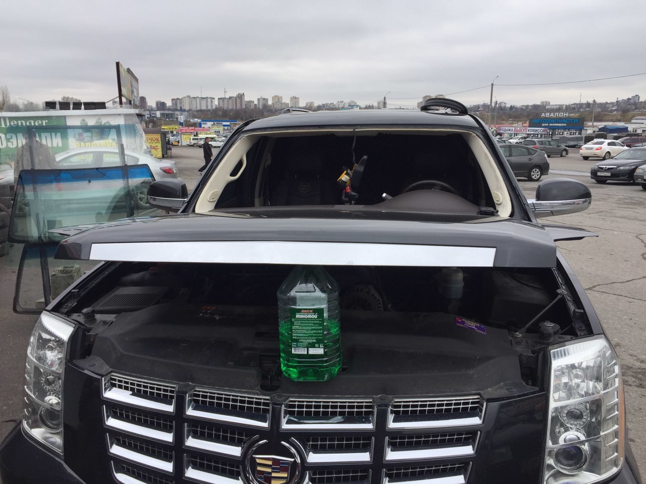 Фото автомобиля Кадиллак до замены стекла