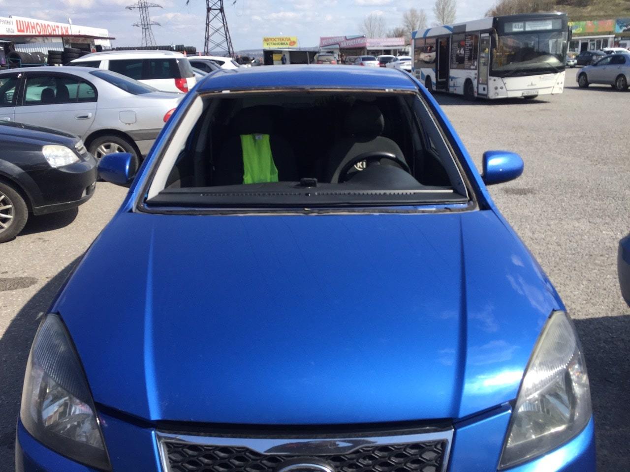 Фото автомобиля Форд до замены стекла