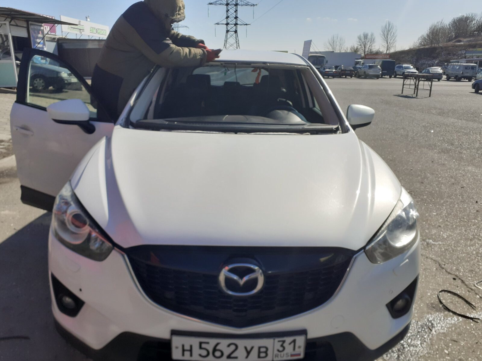 Фото автомобиля Мазда до установки лобового стекла